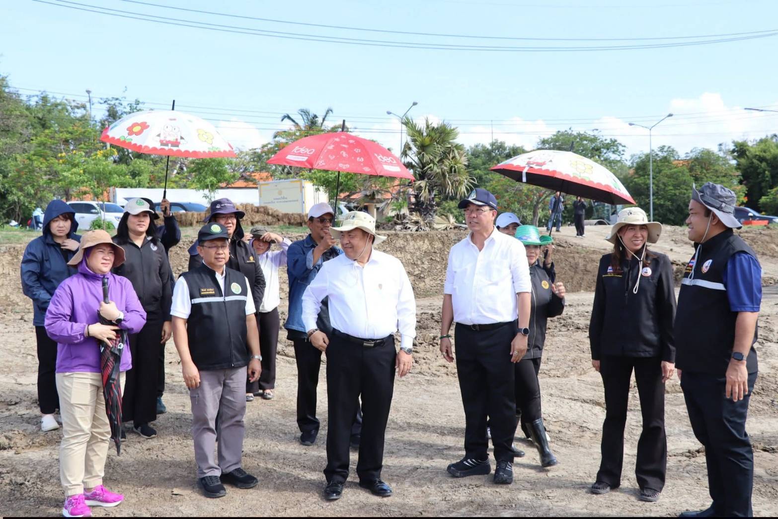 title - เลขาธิการสำนักงานการปฏิรูปที่ดินเพื่อเกษตรกรรม ลงพื้นที่ตรวจความพร้อมการจัดเตรียมงานกิจกรรมจิตอาสา กระทรวงเกษตรและสหกรณ์ เนื่องในโอกาสวันเฉลิมพระชนม์พรรษา สมเด็จพระนางเจ้าสุทิดา พัชรสุธาพิมลลักษณ พระบรมราชินี ในวันที่ 23 มิถุนายน 2569